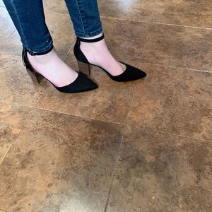 Womens closed-toe pumps